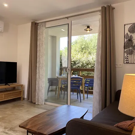 Les Muriers Apartman