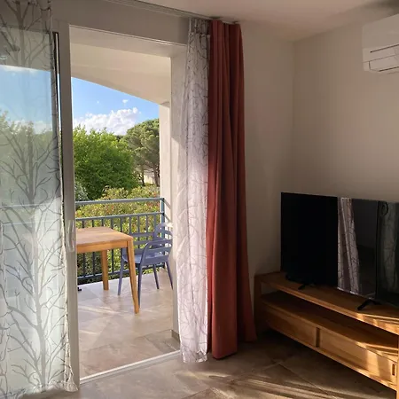 Les Muriers شقة *