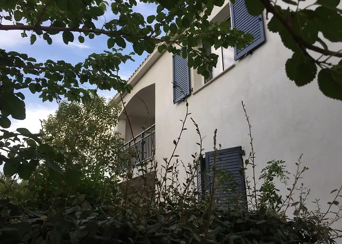 Les Muriers 公寓 *